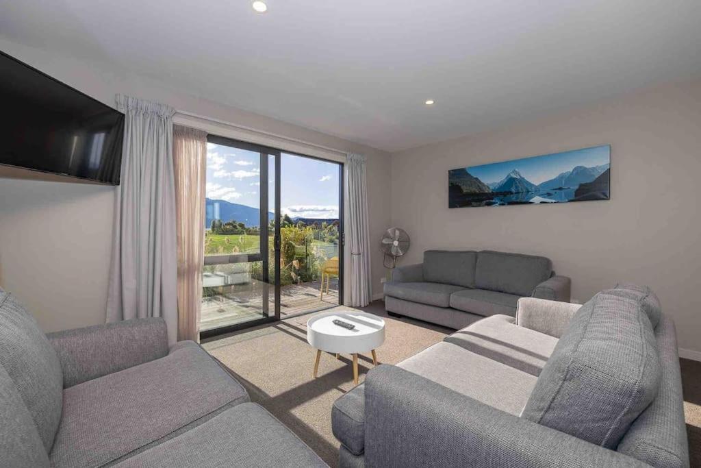 Great Views From New 2 Bedroom Apartment Te Anau Eksteriør bilde