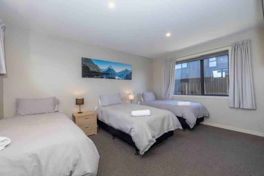 Great Views From New 2 Bedroom Apartment Te Anau Eksteriør bilde